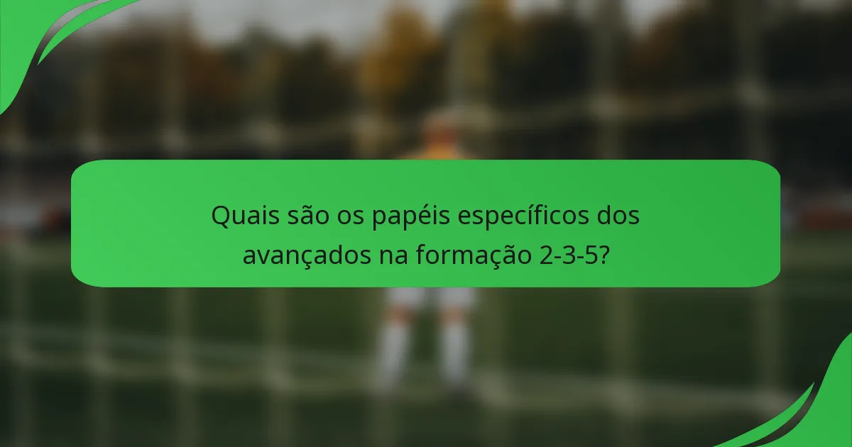 Quais são os papéis específicos dos avançados na formação 2-3-5?